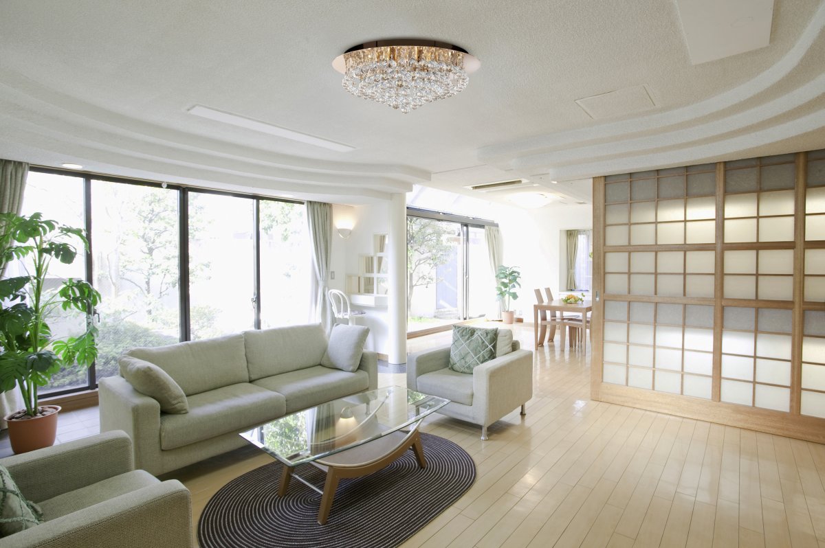 Hanna Ø55 Gull plafond Fra Searchlight - Den elegante gylne finishen sammen med en gullspeilbakplate fullfører utseendet til denne store, moderne lysekronen.