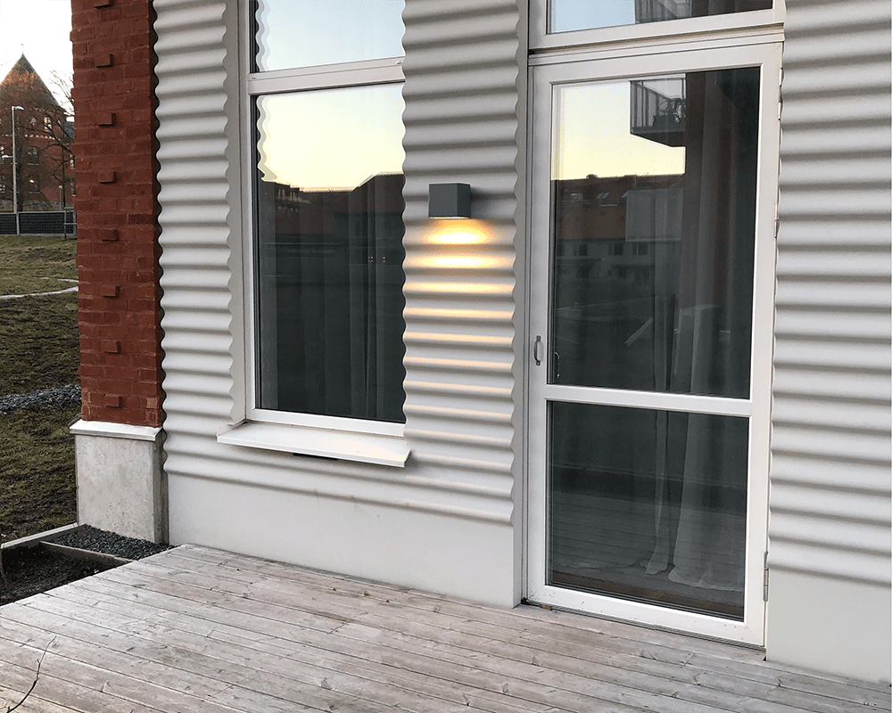 Jubilar I Svart utendørslampe Fra Westal - Utstyrt med trykkutjevningsventil for å hindre kondens i armaturet.