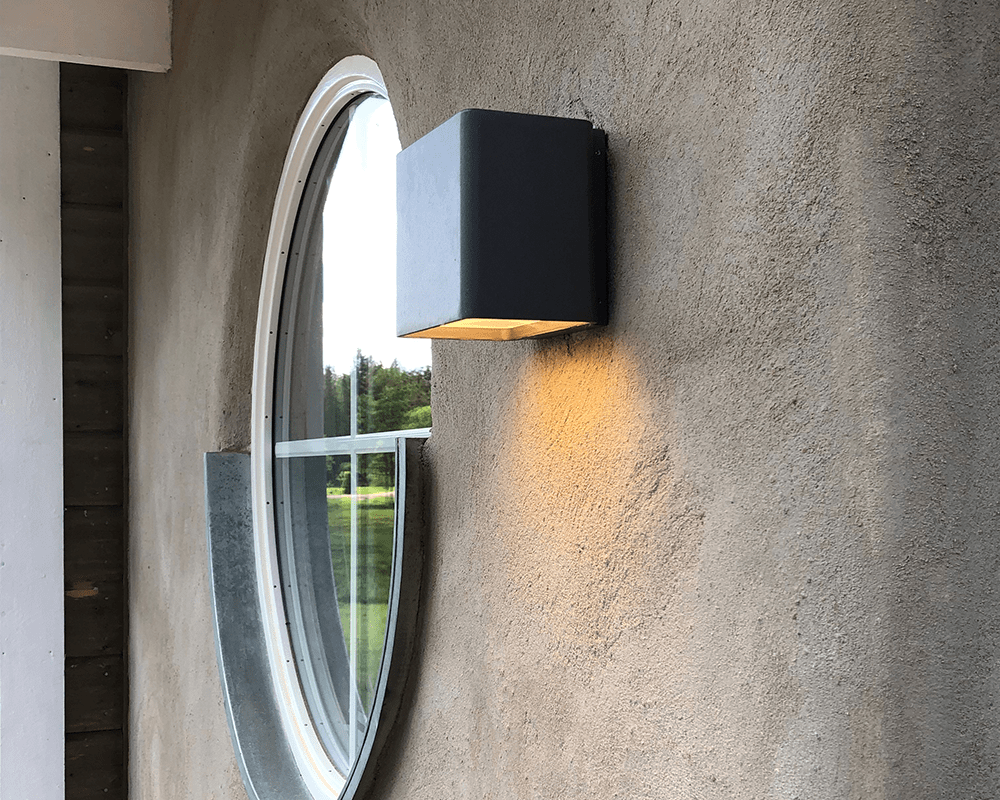 Jubilar I Svart utendørslampe Fra Westal - Utstyrt med trykkutjevningsventil for å hindre kondens i armaturet.