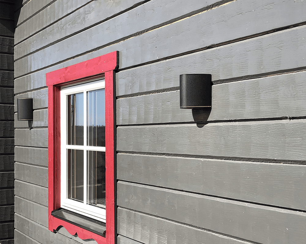 Trius I Svart utendørslampe Fra Westal - Utstyrt med trykkutjevningsventil for å hindre kondens i armaturet.