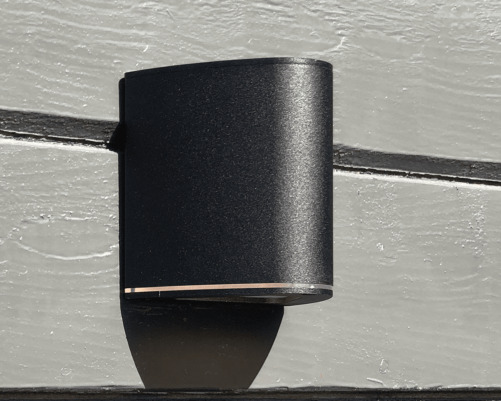 Trius I Svart utendørslampe Fra Westal - Utstyrt med trykkutjevningsventil for å hindre kondens i armaturet.