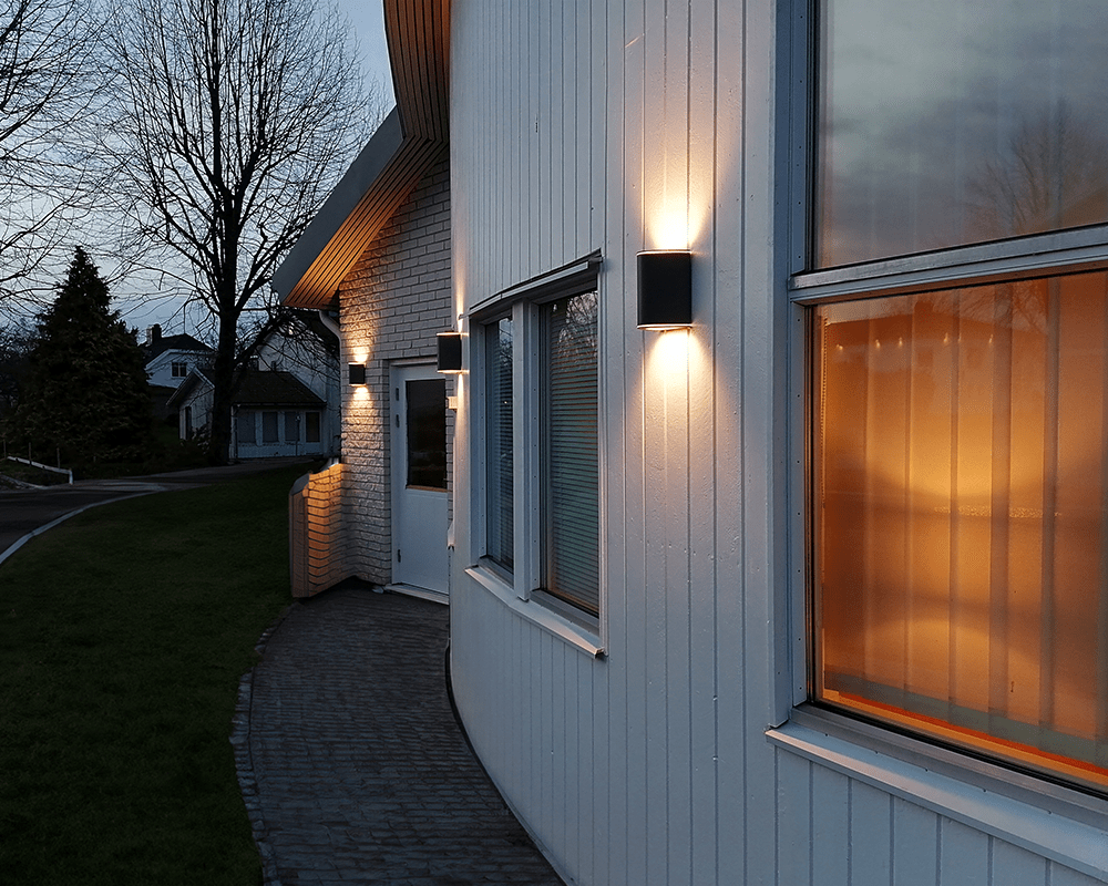 Trius II Svart utendørslampe Fra Westal - Utstyrt med trykkutjevningsventil for å hindre kondens i armaturet.