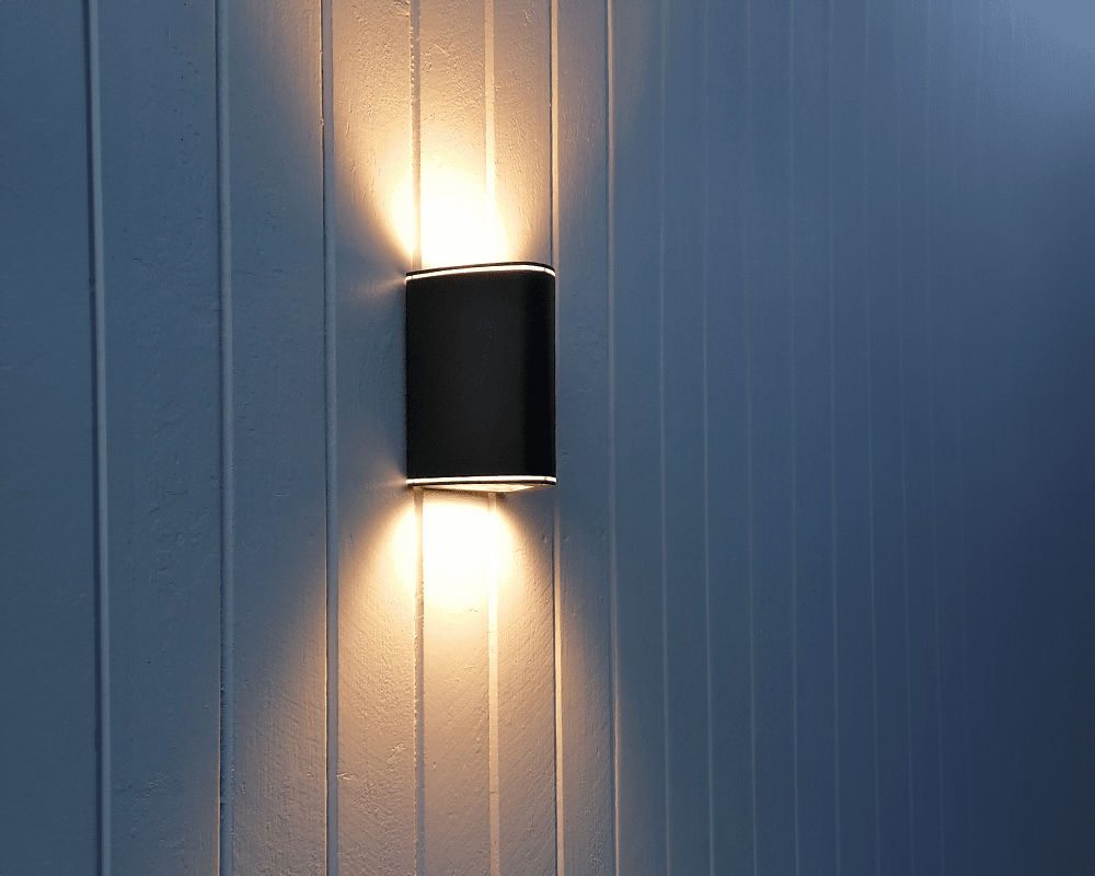 Trius II Svart utendørslampe Fra Westal - Utstyrt med trykkutjevningsventil for å hindre kondens i armaturet.