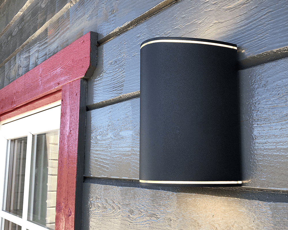 Trius II Svart utendørslampe Fra Westal - Utstyrt med trykkutjevningsventil for å hindre kondens i armaturet.