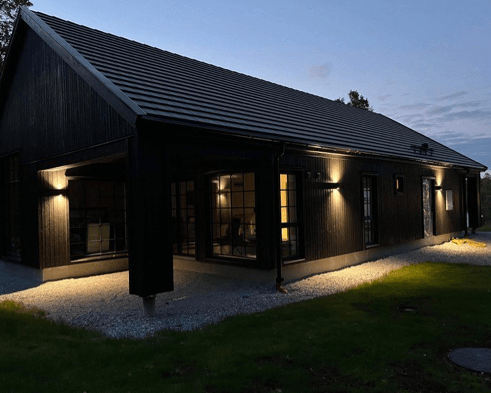 Lot Reko II Svart utendørslampe Fra Westal - Egnet for montering med røruttak på fasader, innganger osv.