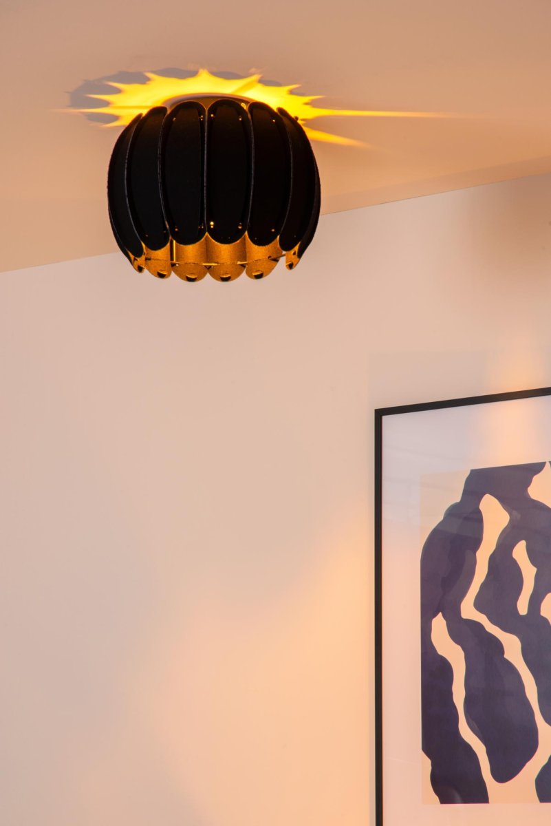 Spencer Ø30 Svart plafond Fra Lucide - Et snev av retro møter naturlig eleganse og skaper et overraskende fokuspunkt i interiøret.