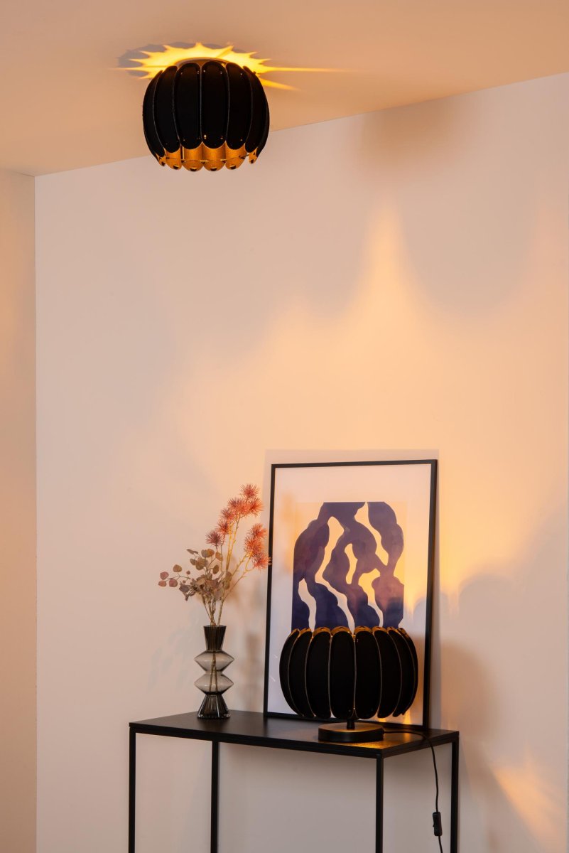 Spencer Ø30 Svart plafond Fra Lucide - Et snev av retro møter naturlig eleganse og skaper et overraskende fokuspunkt i interiøret.