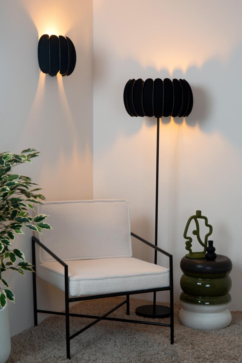 Spencer 24cm Svart vegglampe Fra Lucide - Et snev av retro m&oslash;ter naturlig eleganse og skaper et overraskende fokuspunkt.