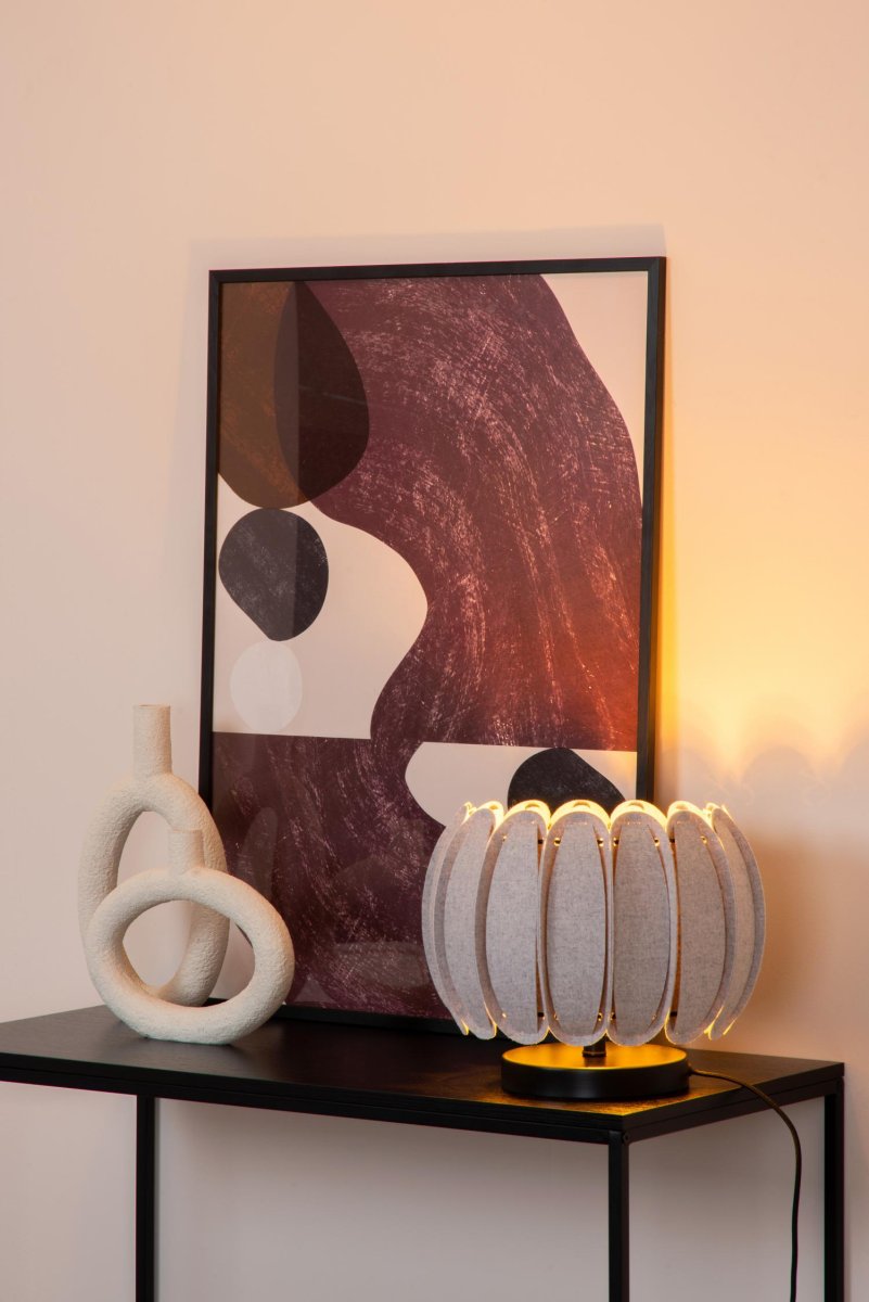 Spencer 20cm Grå bordlampe Fra Lucide - Hvis du liker retro-estetikk, koselige miljøer og øyeblikk av ro, så&aring; Spencer er det perfekte valget for øyeblikkelig å skape en rød atmosfære i hjemmet ditt.