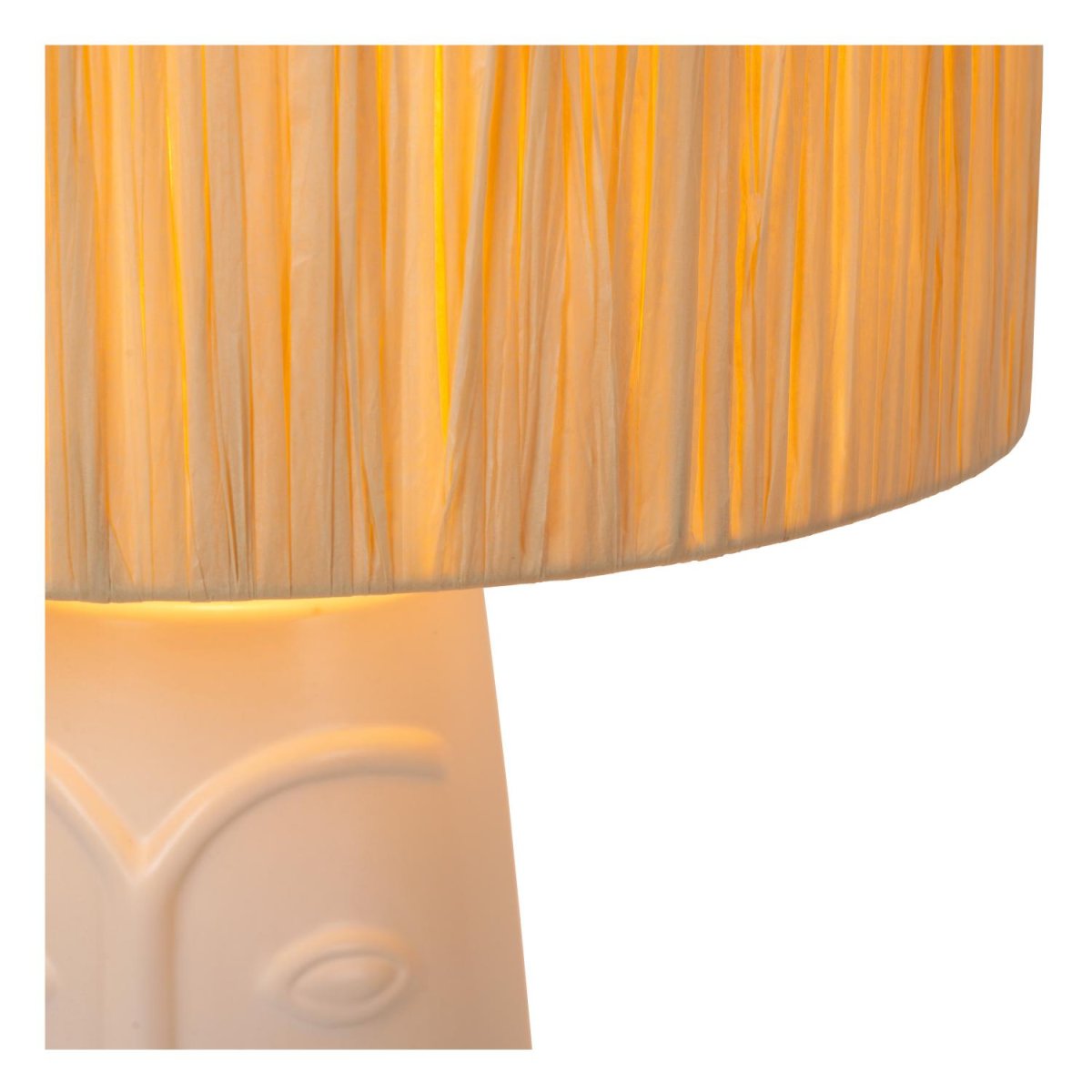 Viso 56cm Hvit bordlampe Fra Lucide - Med sin sylindriske base i høykvalitets keramikk og en lampeskjerm i raffia gir Viso en varm og koselig glød som skaper en rolig og harmonisk atmosfære.