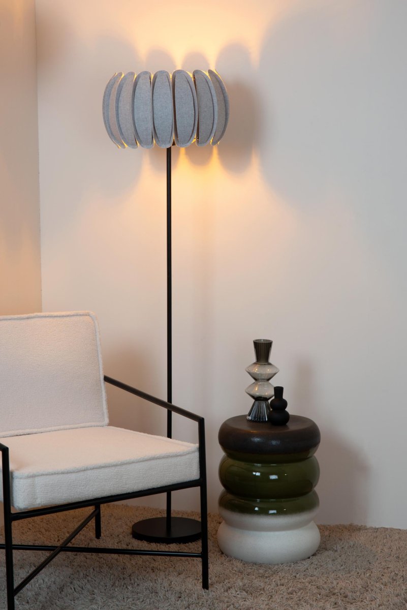 Spencer Grå gulvlampe Fra Lucide - Med en høyde på 156 centimeter er Spencer elegant og et ekte statement i ditt interiør.