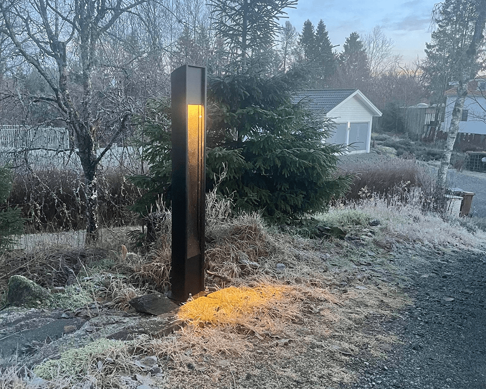 Trius 100cm Antrasitt pullerter Fra Westal - Som tilbehør finnes det jordankere for innstøping eller fundamentadaptere for montering i 108mm fundamenter.