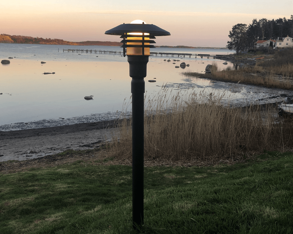 Tellus 145cm Svart pullerter Fra Westal - Tellus er en armaturserie som er avhengig av utførelse gir ulik karakter til villaen, flermannsboligen eller sommerhytta.