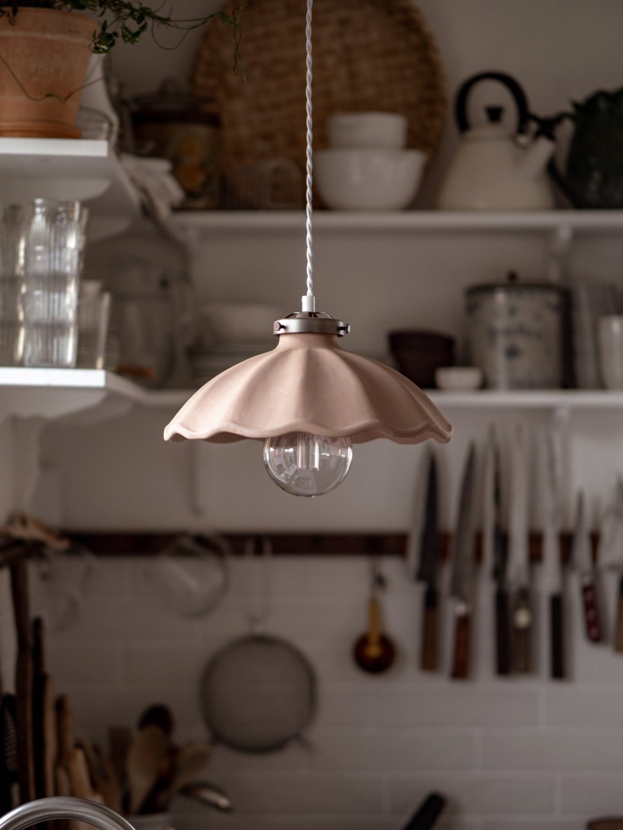 Alva Ø30 Søle Taklampe Fra Globen Lighting - Den &oslash;verste delen som omslutter keramikken er laget av metall i fargen oksid og matches av en 120 cm hvit tvunnet tekstilkabel og hvit takkopp laget av plast.