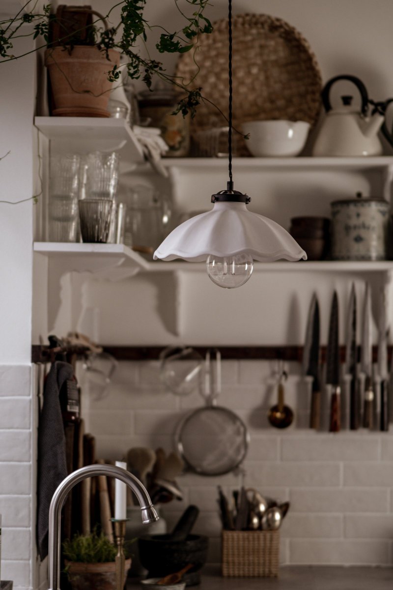 Alva Ø30 Hvit Taklampe Fra Globen Lighting - Den &oslash;verste delen som omslutter keramikken er laget av sort metall og matches av en 120 cm svart tvunnet tekstilkabel og svart takkopp laget av plast.