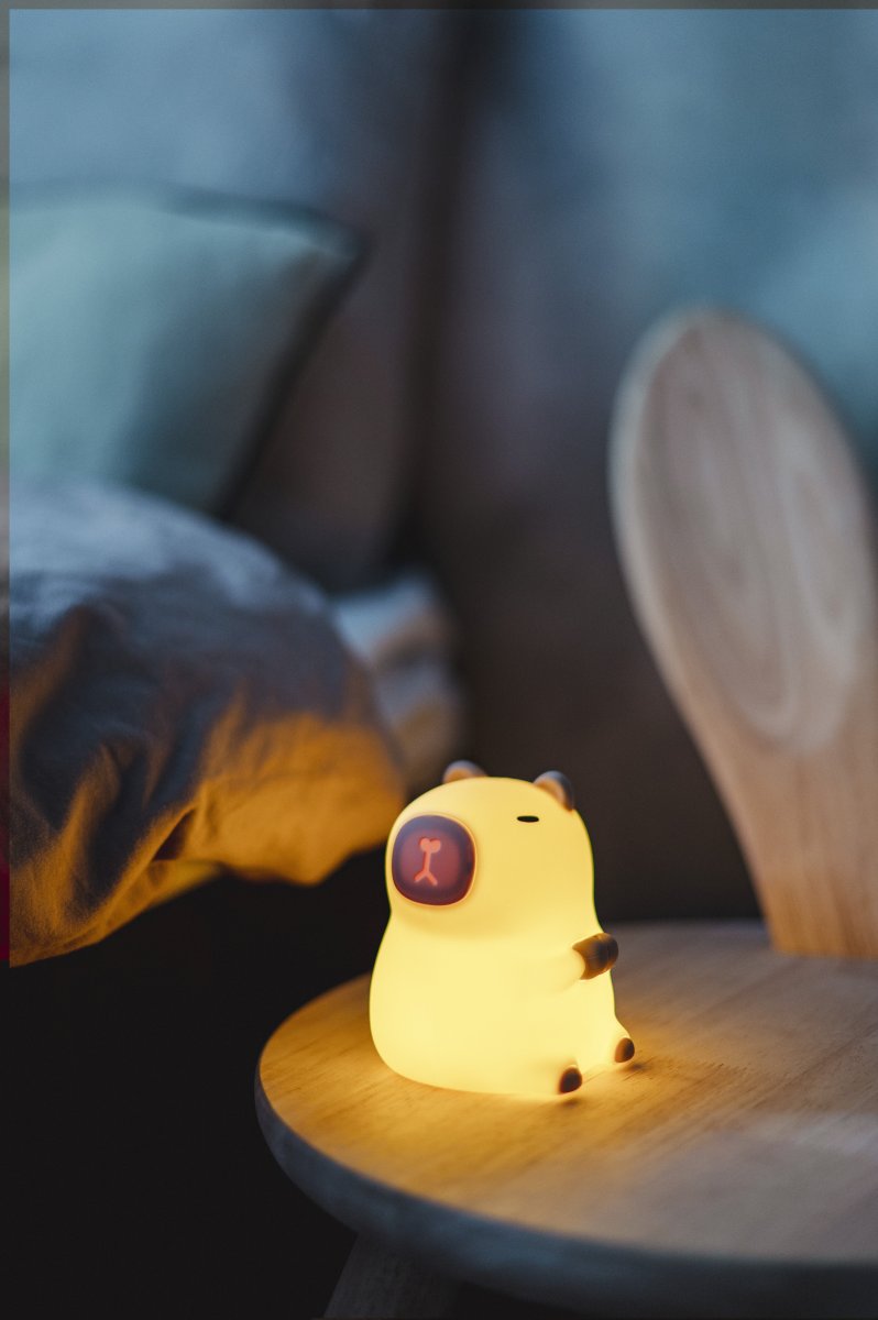 Capybara Hvit barnelampe Fra Star Trading - Lampen har en ber&oslash;ringsfunksjon, og med et lett trykk kan du sl&aring; den av og p&aring;, eller bytte mellom forskjellige vakre farger.