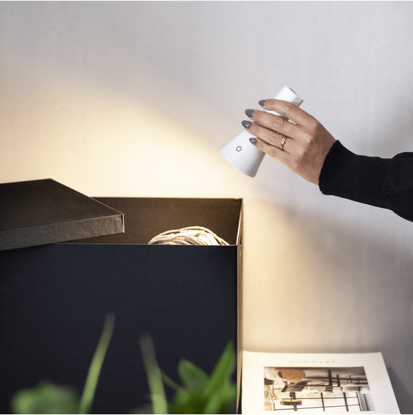 Functional 38cm Hvit bærbar Fra Star Trading - Lampen har berøringsfunksjon for justering av lysstyrke og valg av LED-farge, kjølig hvit, varmhvit eller dagslys.