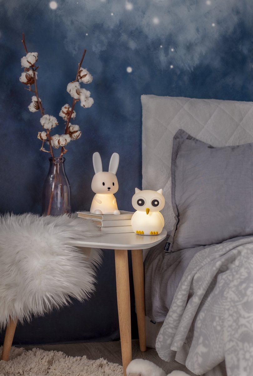 Owl Hvit barnelampe Fra Star Trading - Lampen har en berøringsfunksjon, og med et lett trykk kan du slå den av og på, eller bytte mellom forskjellige vakre farger.