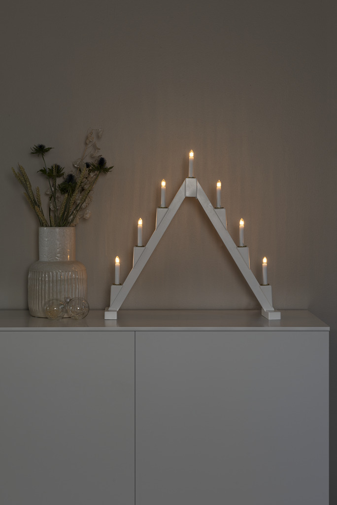 Candelabra 7 Lights Hvit Fra Konstsmide - Sammenleggbar elektrisk lysholder med 7 lys, laget av hvitmalt tre, dekorert med messingringer rundt hvert lys for en elegant touch.