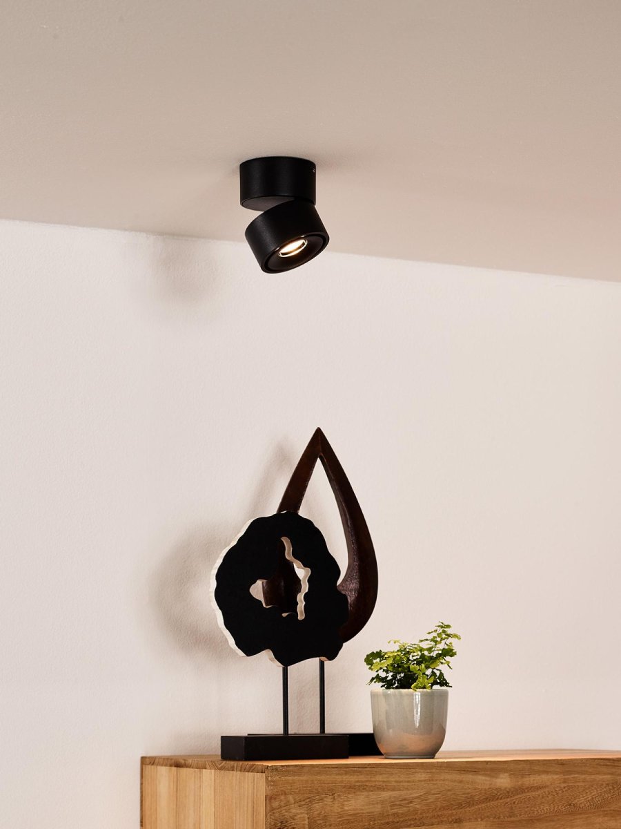 Yumiko Svart spotlight Fra Lucide - Unike produktegenskaper:Med integrert dimbar LED-lyskildeUtstyrt med varmhvitt lys (2700K)Lett å koble til en dimmer (ekskl.