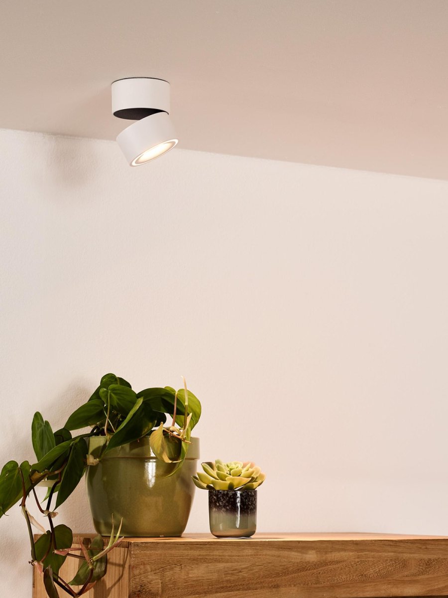 Yumiko Hvit spotlight Fra Lucide - Unike produktegenskaper:Med integrert dimbar LED-lyskildeUtstyrt med varmhvitt lys (2700K)Lett å koble til en dimmer (ekskl.