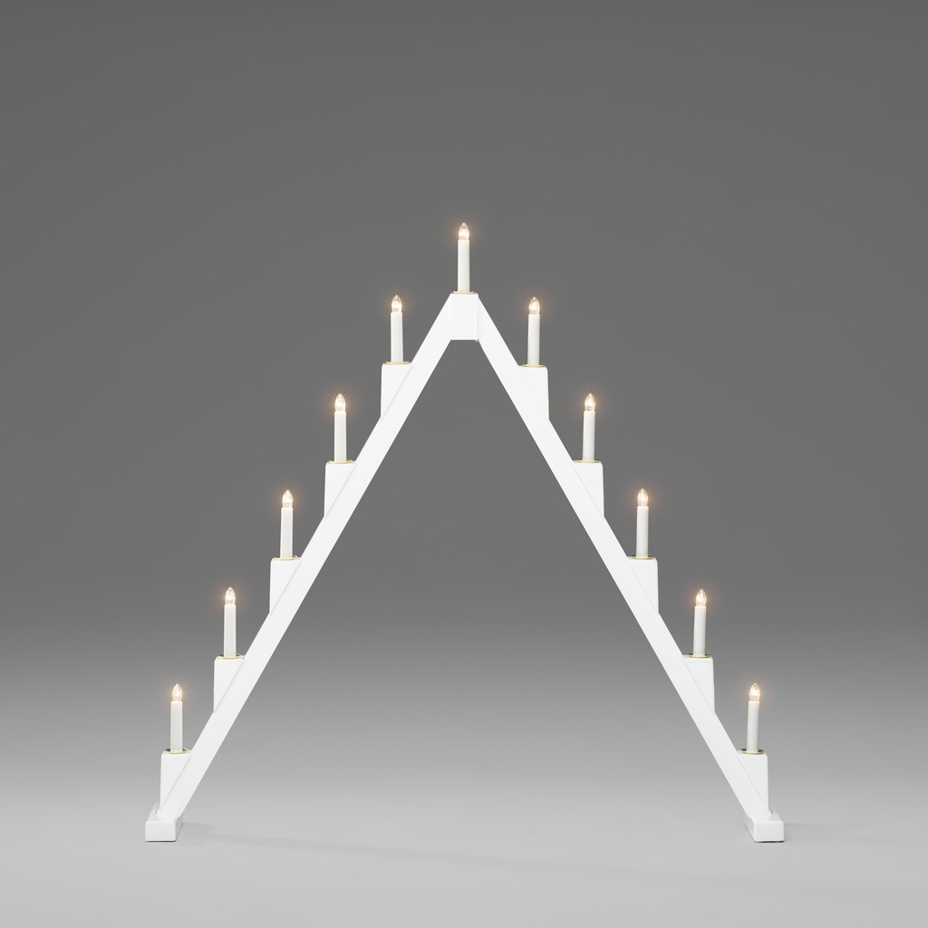 Candelabra 11 Lights Hvit Fra Konstsmide - Sammenleggbar elektrisk lysholder med 11 lys, laget av hvitmalt tre, dekorert med messingringer rundt hvert lys for en elegant touch.
