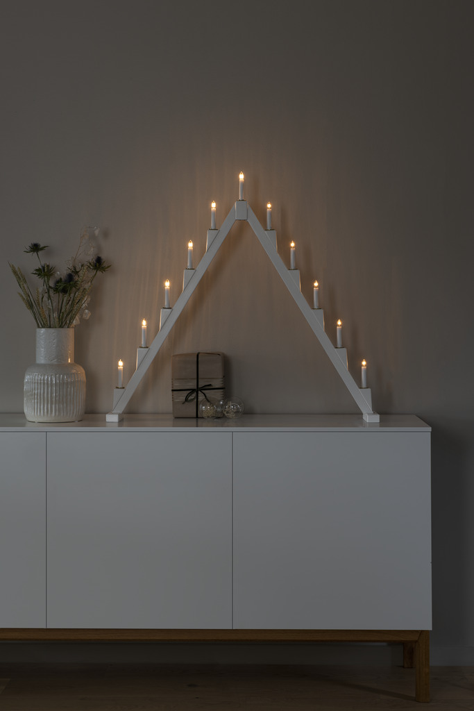 Candelabra 11 Lights Hvit Fra Konstsmide - Sammenleggbar elektrisk lysholder med 11 lys, laget av hvitmalt tre, dekorert med messingringer rundt hvert lys for en elegant touch.