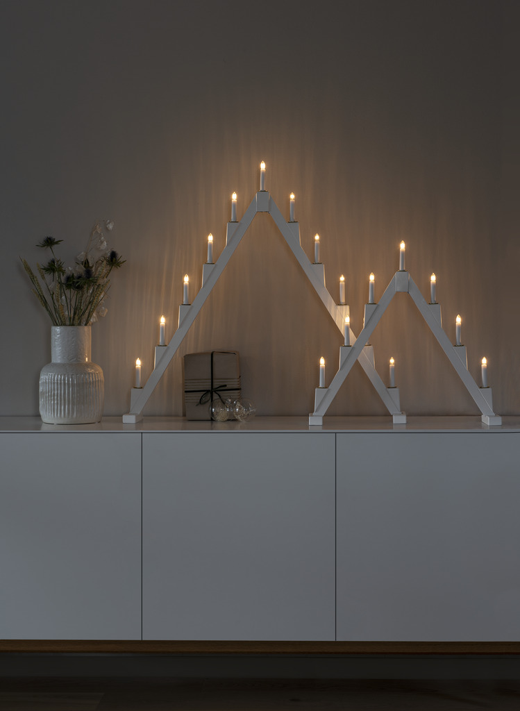 Candelabra 11 Lights Hvit Fra Konstsmide - Sammenleggbar elektrisk lysholder med 11 lys, laget av hvitmalt tre, dekorert med messingringer rundt hvert lys for en elegant touch.