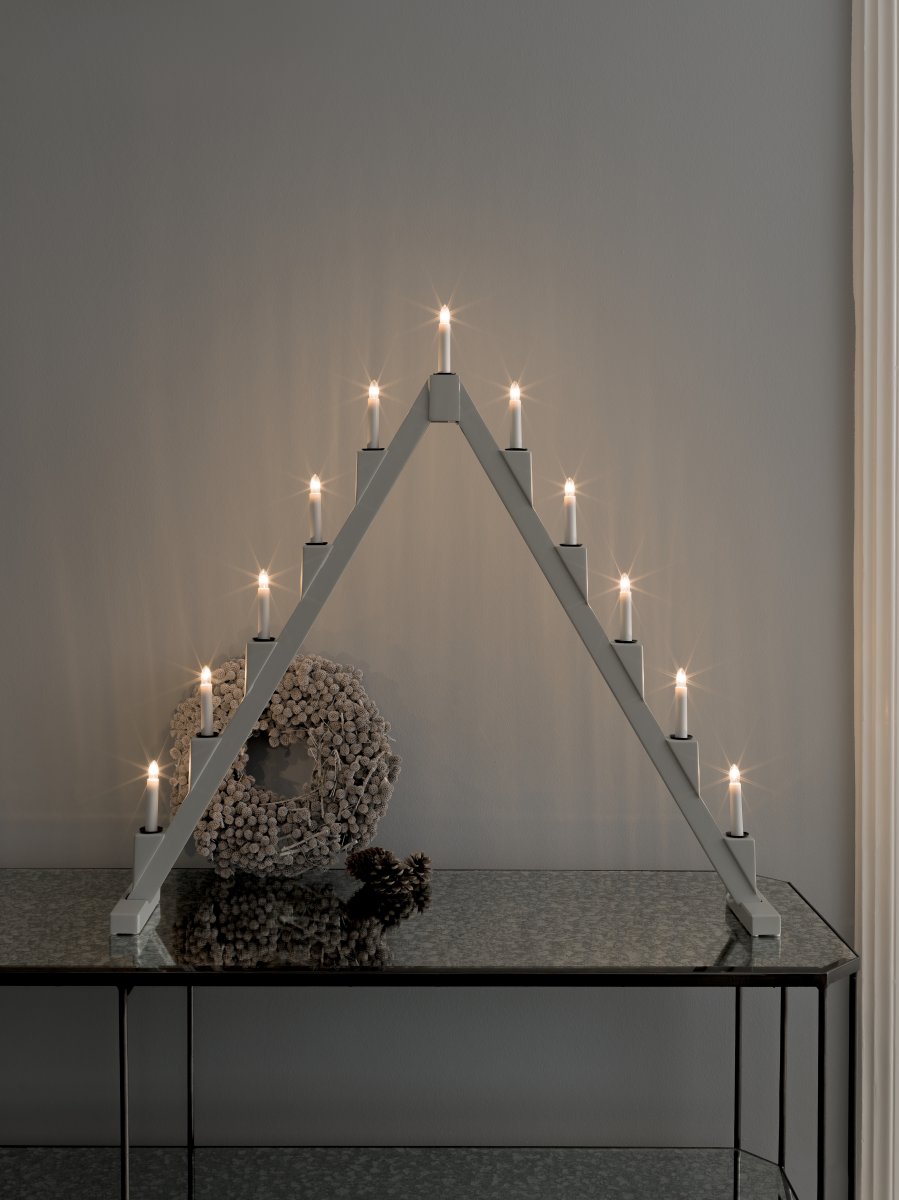 Candelabra 11 Lights Grå Fra Konstsmide - Sammenleggbar elektrisk lysestake med 11 lys, laget av gr&aring;malt tre, dekorert med svarte ringer rundt hvert lys for en elegant touch.