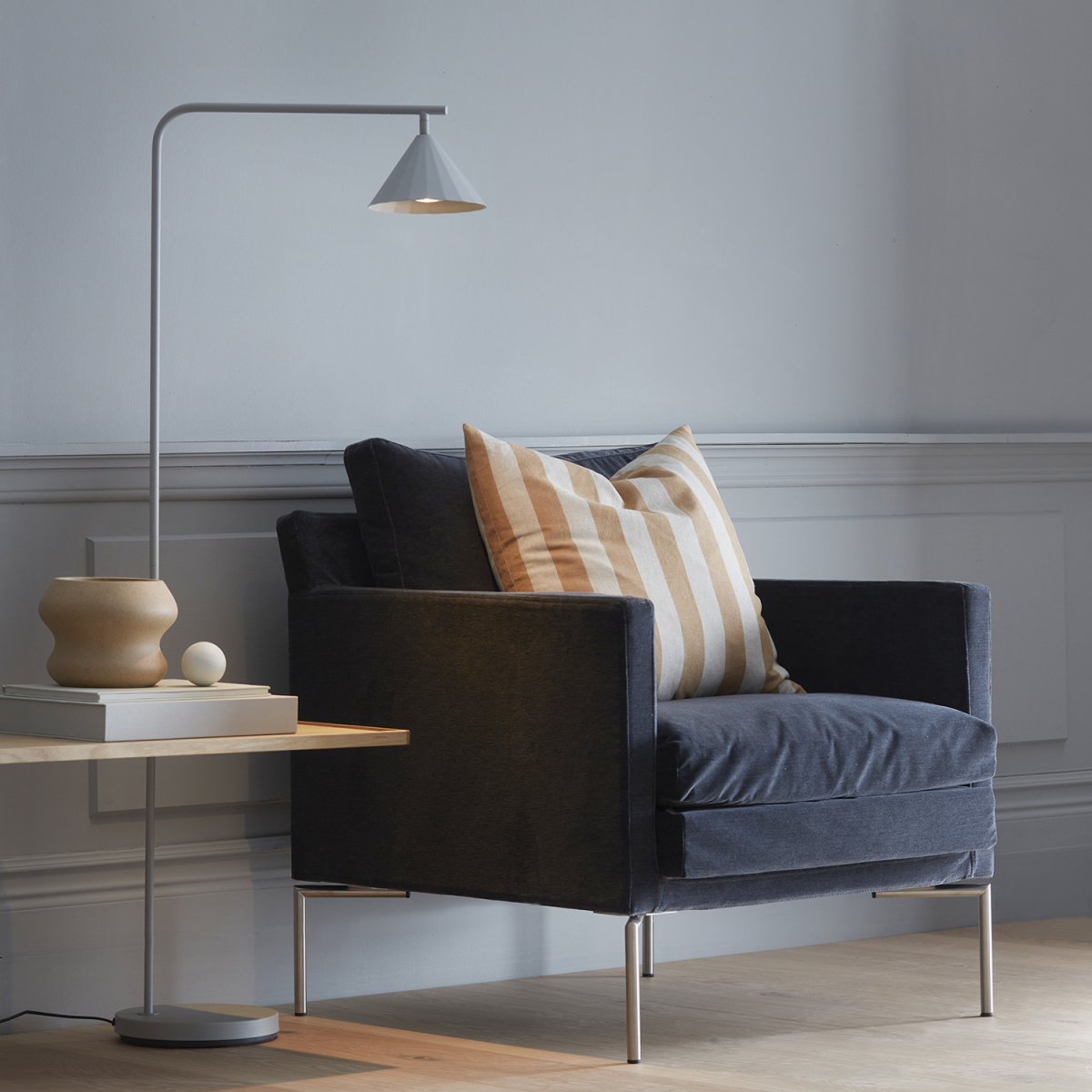 Rain Grå gulvlampe Fra CO Bankeryd - Regngulvlampe er ideell for en koselig lesestund, designet for å plasseres ved sofaen eller en favorittstol.