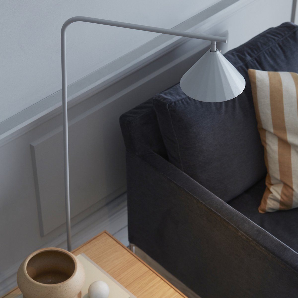 Rain Grå gulvlampe Fra CO Bankeryd - Regngulvlampe er ideell for en koselig lesestund, designet for å plasseres ved sofaen eller en favorittstol.