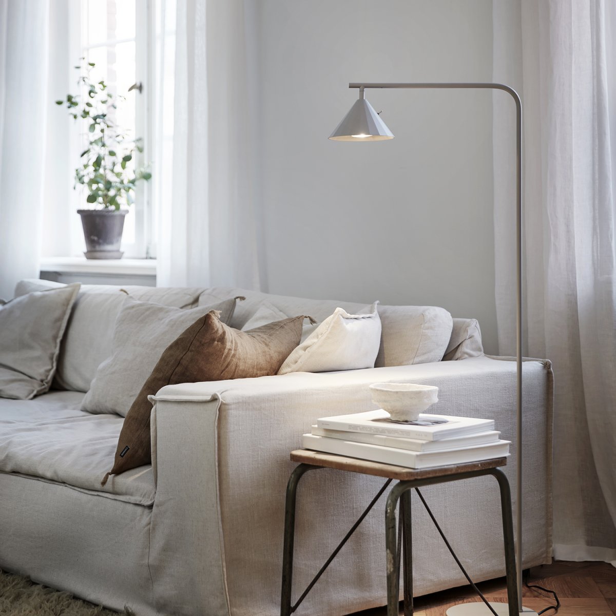 Rain Grå gulvlampe Fra CO Bankeryd - Regngulvlampe er ideell for en koselig lesestund, designet for å plasseres ved sofaen eller en favorittstol.