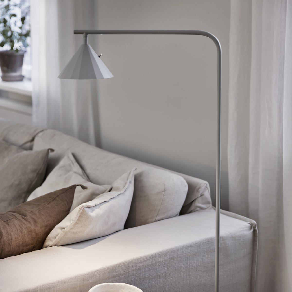 Rain Grå gulvlampe Fra CO Bankeryd - Regngulvlampe er ideell for en koselig lesestund, designet for å plasseres ved sofaen eller en favorittstol.