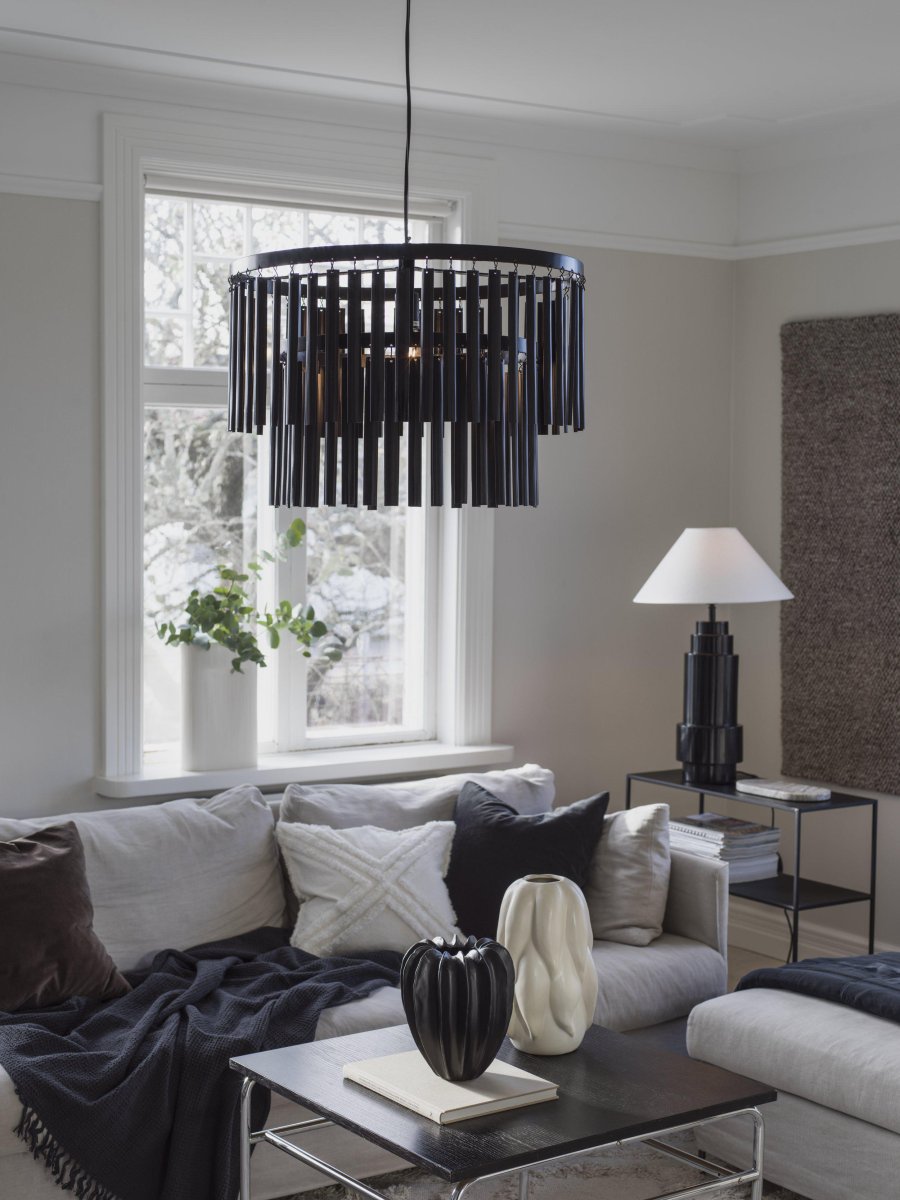 Marlow Ø60 Svart Taklampe Fra PR Home - Taklysekrone Marlow, moderne taklysekrone i sort metall med hengende stenger av metall i 2 lag.