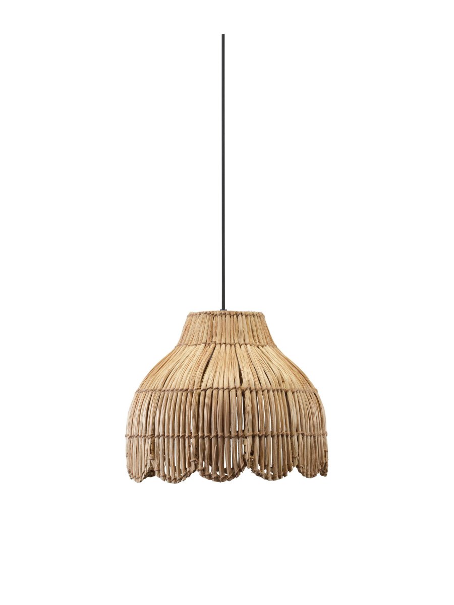 Pia Ø24 Natur Taklampe Fra PR Home - Pia taklampe er håndlaget av naturmaterialet buri fiber og jutetråd med en buet kant i bunnen.
