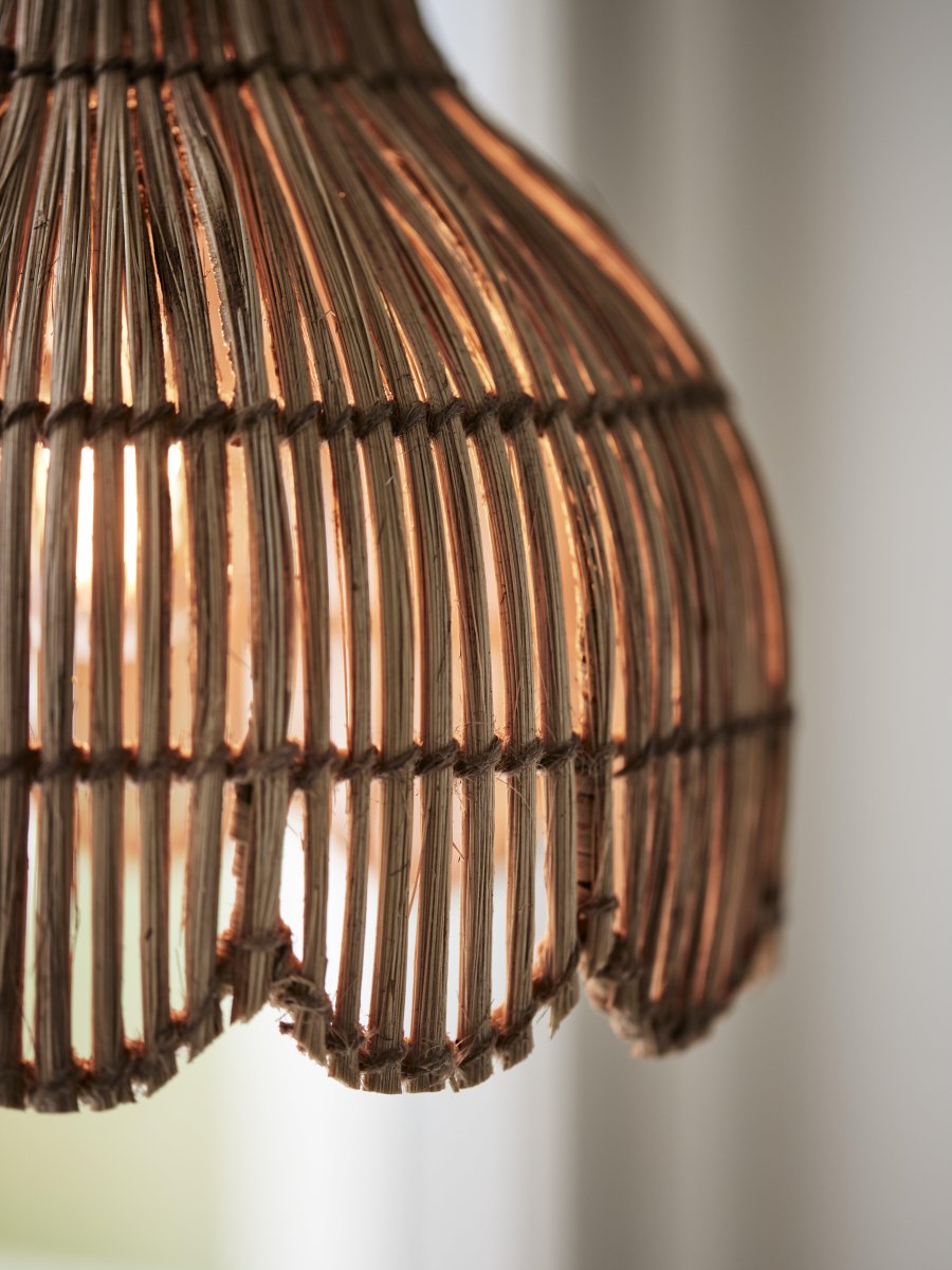 Pia Ø24 Natur Taklampe Fra PR Home - Pia taklampe er håndlaget av naturmaterialet buri fiber og jutetråd med en buet kant i bunnen.