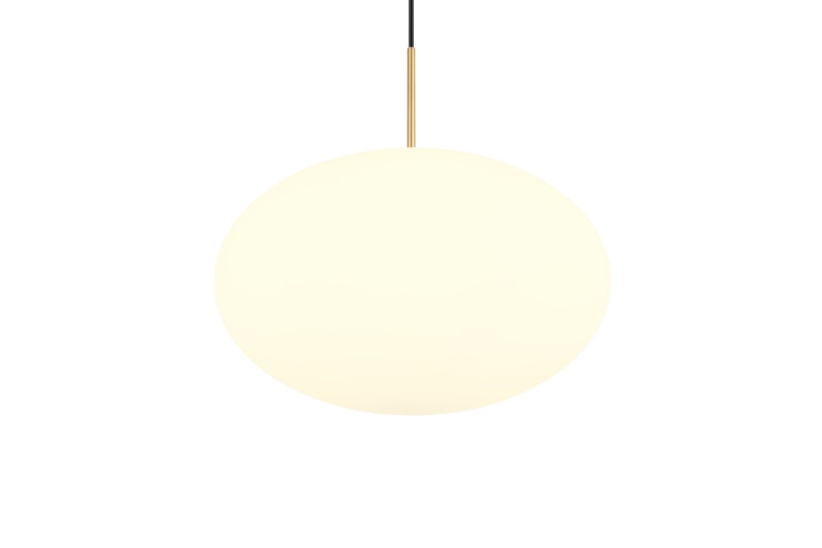Fomento Ø40 Matt messing Taklampe Fra Trio Lighting - Kombinasjonen av matt messing og hvitt glass skaper en følelse av luksus og raffinement.