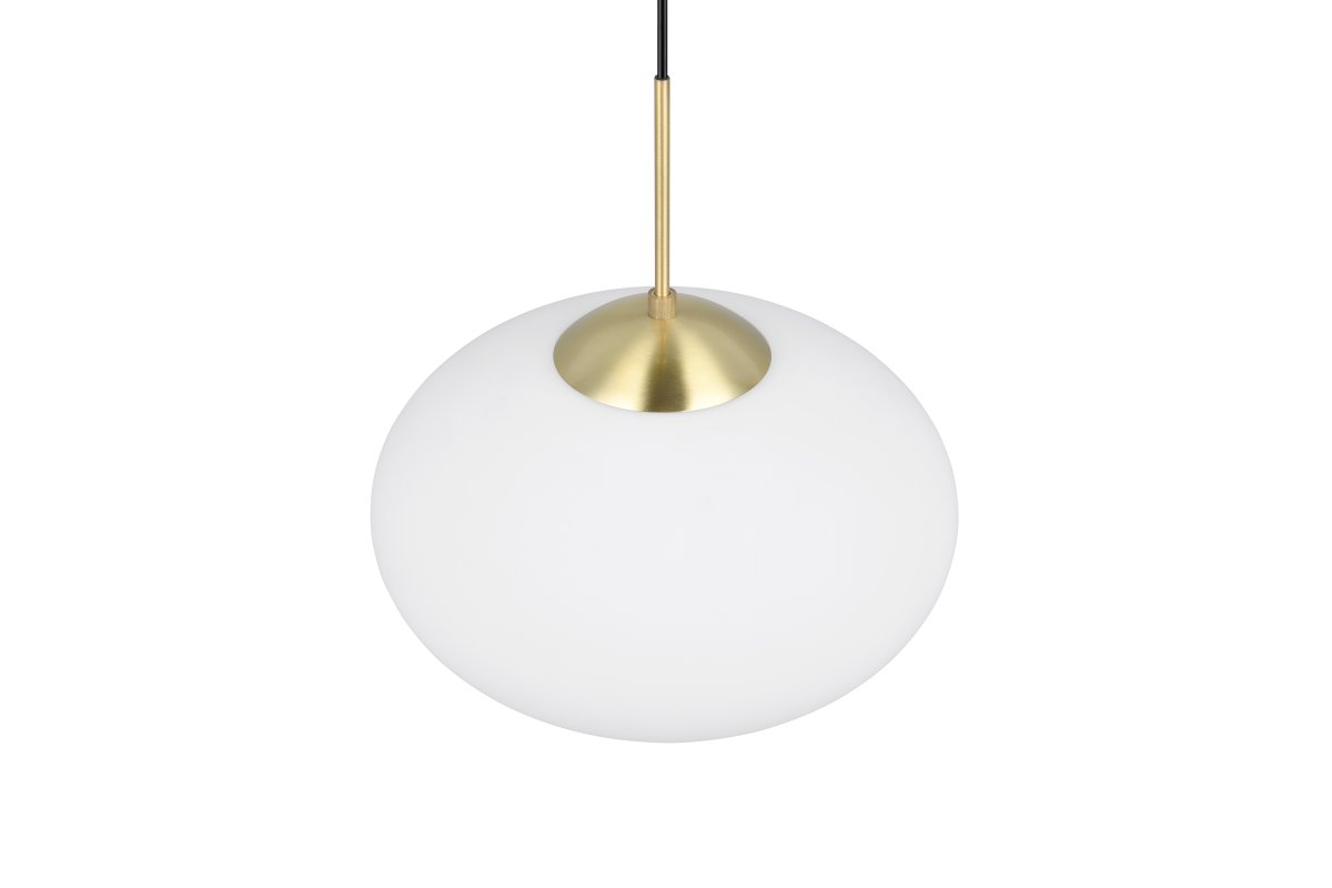 Fomento Ø40 Matt messing Taklampe Fra Trio Lighting - Kombinasjonen av matt messing og hvitt glass skaper en følelse av luksus og raffinement.