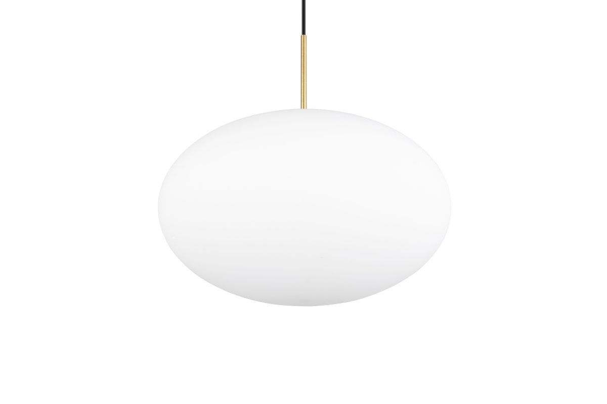 Fomento Ø40 Matt messing Taklampe Fra Trio Lighting - Kombinasjonen av matt messing og hvitt glass skaper en følelse av luksus og raffinement.