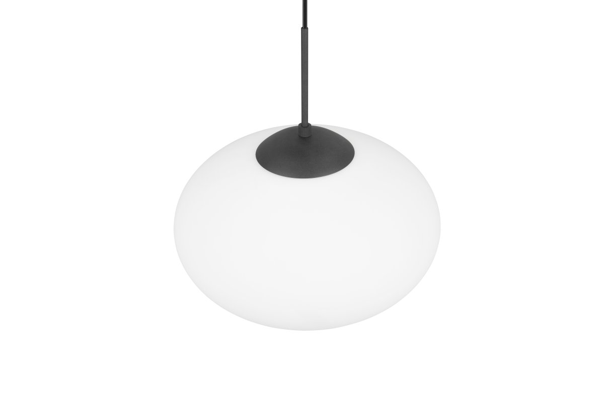Fomento Ø40 Svart Taklampe Fra Trio Lighting - Kombinasjonen av matt sort og hvitt glass skaper en følelse av luksus og raffinement.