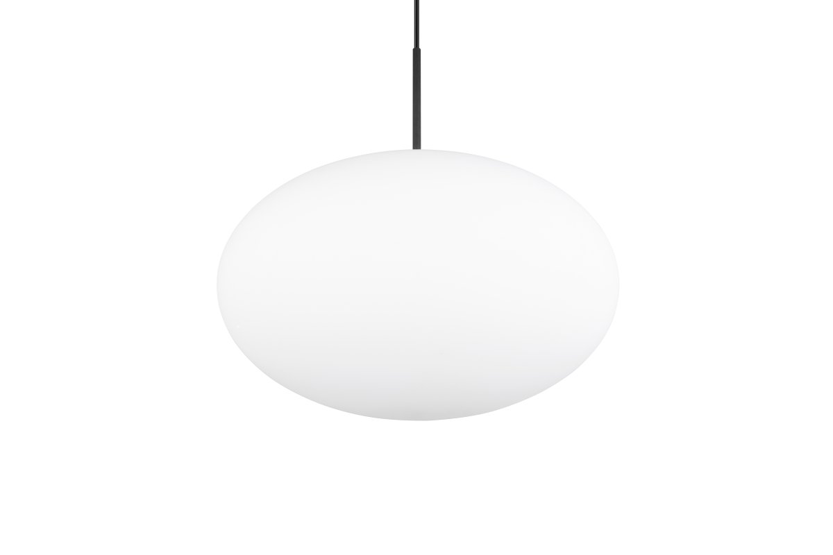 Fomento Ø40 Svart Taklampe Fra Trio Lighting - Kombinasjonen av matt sort og hvitt glass skaper en følelse av luksus og raffinement.