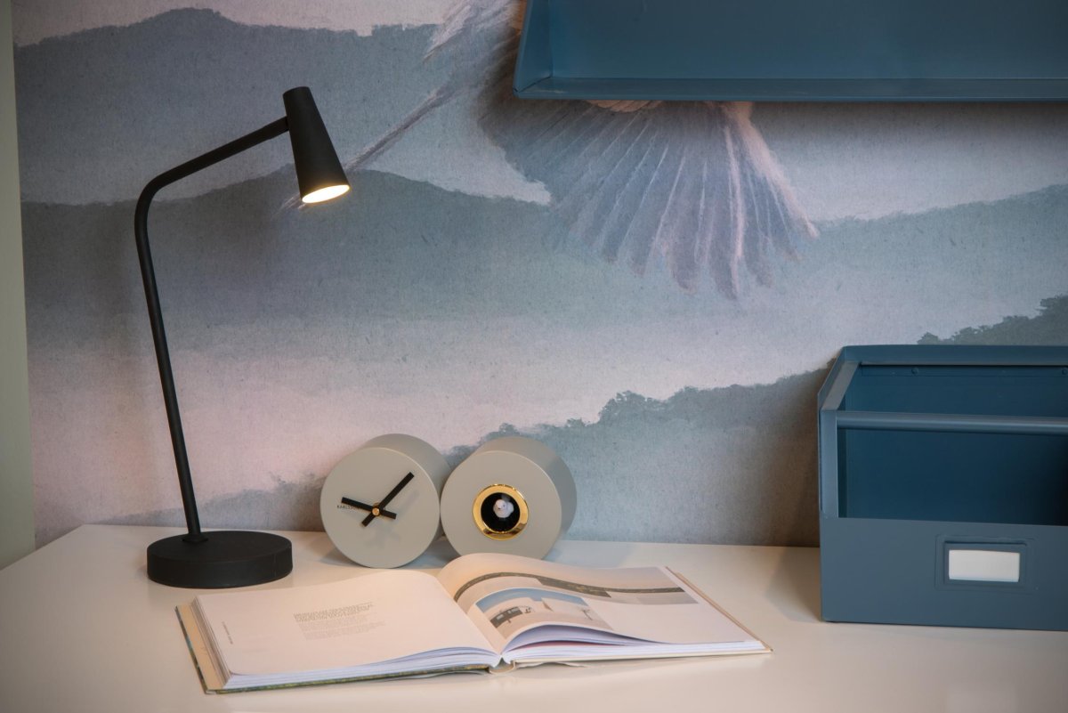 Stirling 47cm Svart skrivebordslampe Fra Lucide - I tillegg til å gi mye lys, kan du enkelt justere lysstyrken med 3-trinns berøringsdimmer på lampen, s&aring; at lyset passer ditt humør og dine aktiviteter.