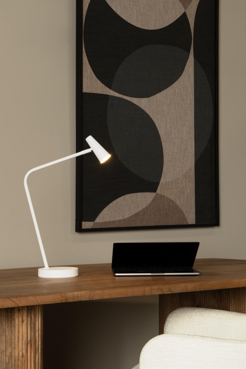 Stirling 47cm Hvit skrivebordslampe Fra Lucide - I tillegg til å gi mye lys, kan du enkelt justere lysstyrken med 3-trinns berøringsdimmer på lampen, s&aring; at lyset passer ditt humør og dine aktiviteter.