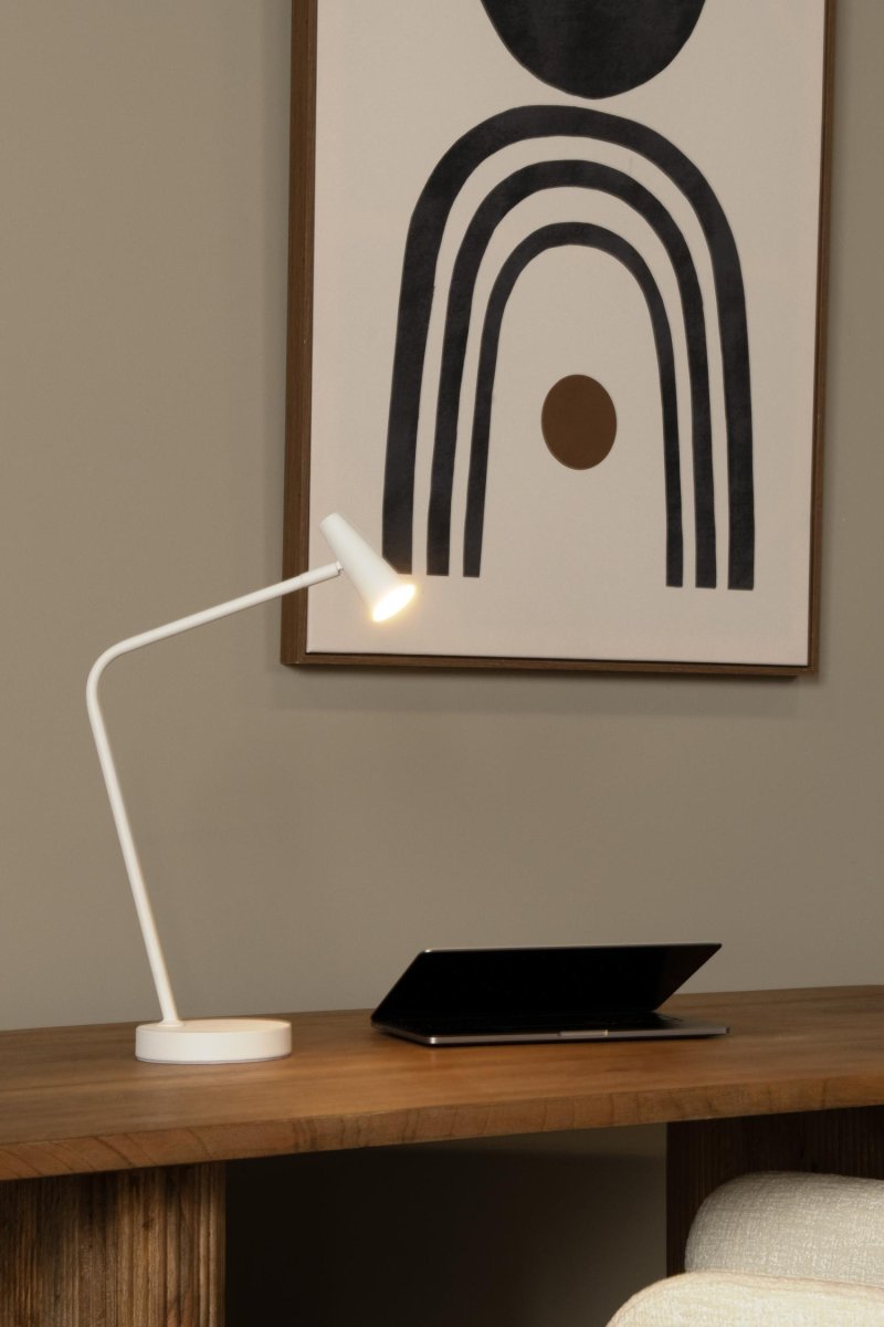 Stirling 47cm Hvit skrivebordslampe Fra Lucide - I tillegg til å gi mye lys, kan du enkelt justere lysstyrken med 3-trinns berøringsdimmer på lampen, s&aring; at lyset passer ditt humør og dine aktiviteter.