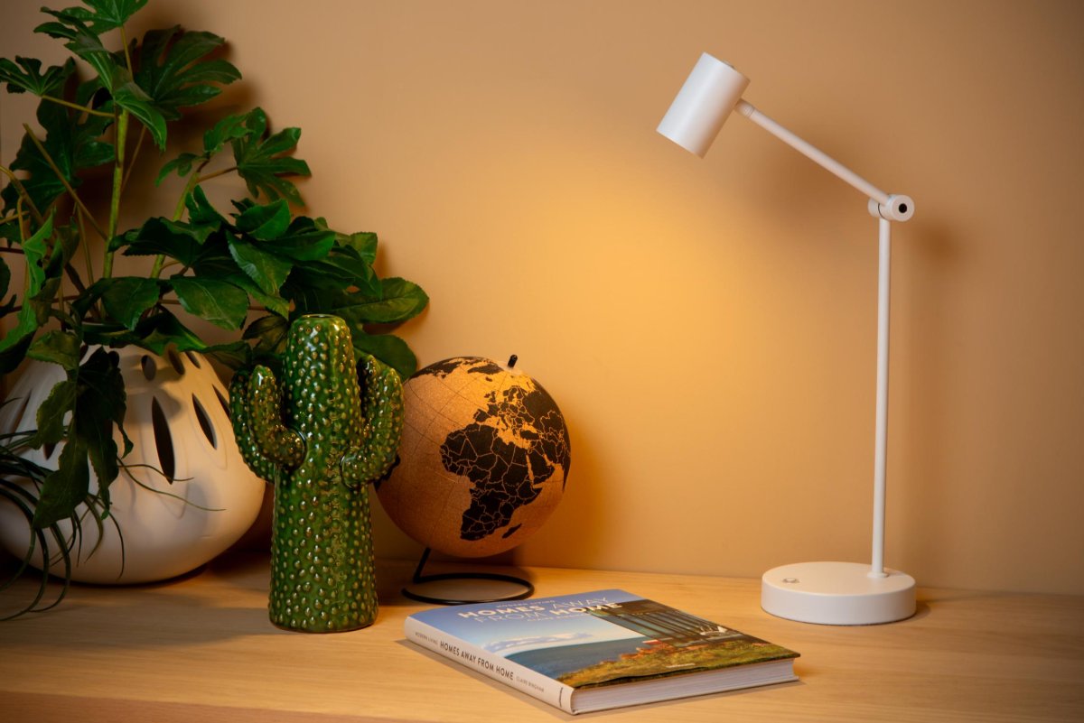 Tipik 64cm Hvit skrivebordslampe Fra Lucide - Trenger du sterkt lys for &aring; studere eller en koselig atmosf&aelig;re for en god bok?