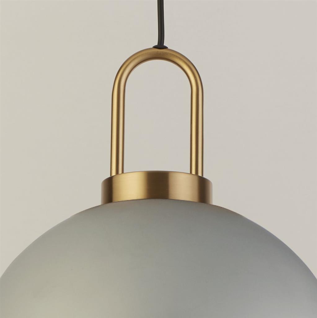 Snowdrop Ø30 Messing Taklampe Fra Searchlight - Snowdrop er en vakker taklampe med en rund glasskuppel laget av syreetset glass som gir en myk og behagelig glød.