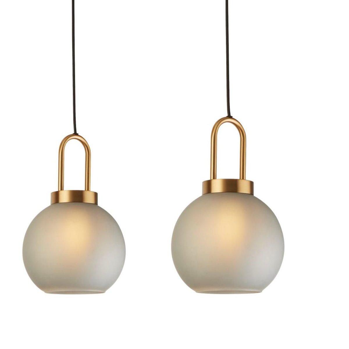 Snowdrop 85cm Messing Taklampe Fra Searchlight - Med frostede glassskjermer og en antikk messingfinish blir den en imponerende detalj i ethvert moderne og lyst interiør.