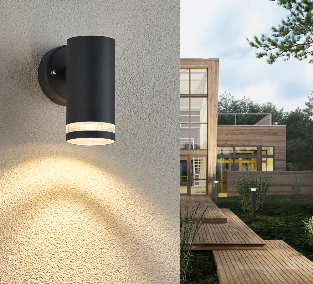 Cylinder Antrasitt utendørslampe Fra Lampan - Lampan lyser fint ner p&aring; v&auml;ggen och skapar en h&auml;rlig atmosf&auml;r.