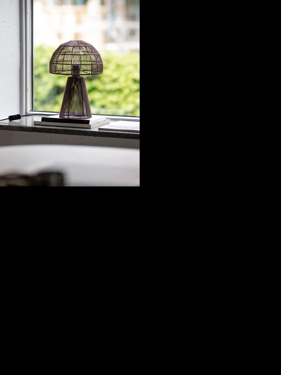 Porcini 37cm Brun bordlampe Fra PR Home - Porcini bordlampe er en håndlaget lampe laget av en metallramme som er pakket inn i skinnende garn for hånd og filtrerer lyset fint gjennom trådene.