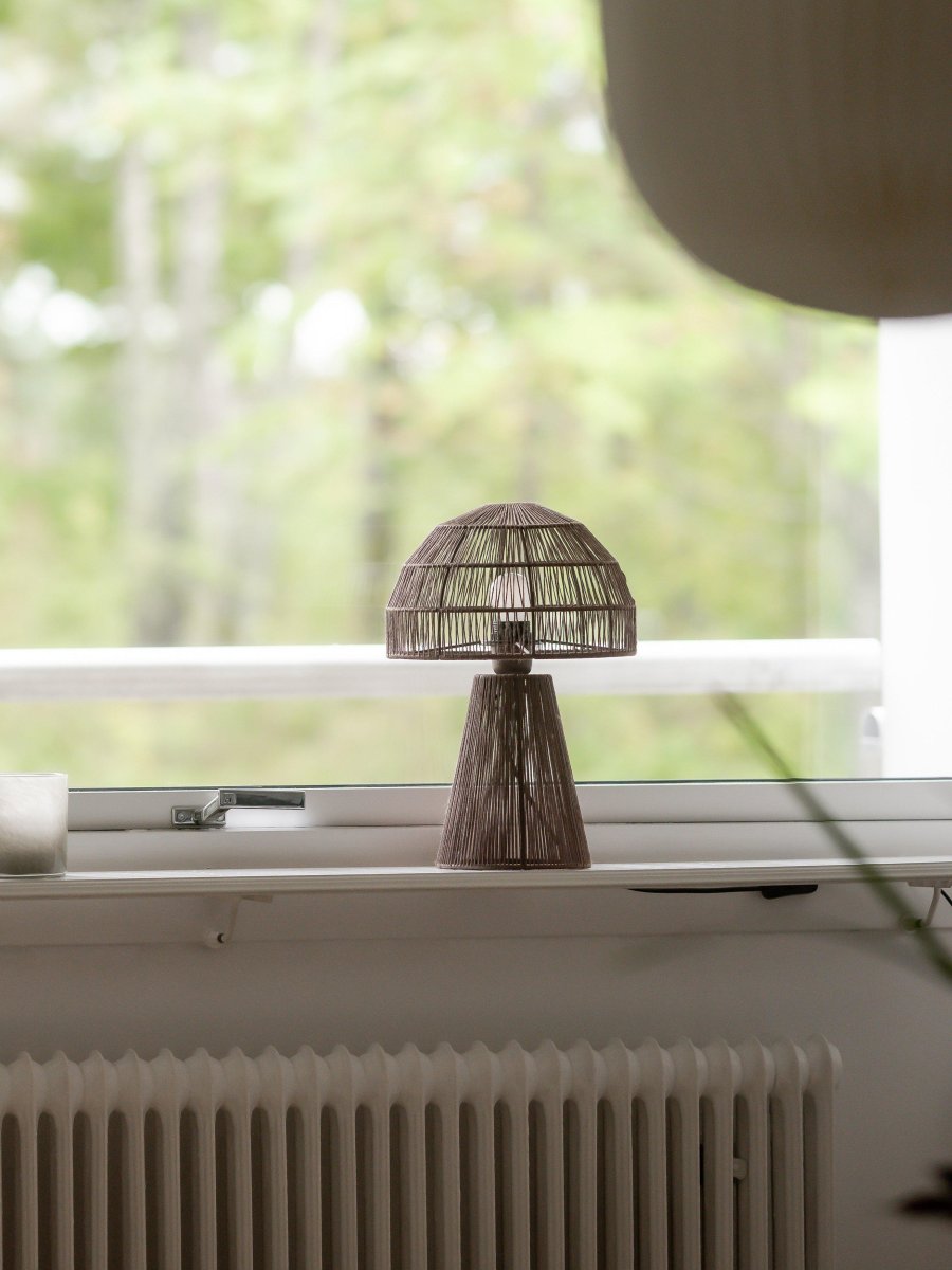 Porcini 37cm Brun bordlampe Fra PR Home - Porcini bordlampe er en håndlaget lampe laget av en metallramme som er pakket inn i skinnende garn for hånd og filtrerer lyset fint gjennom trådene.